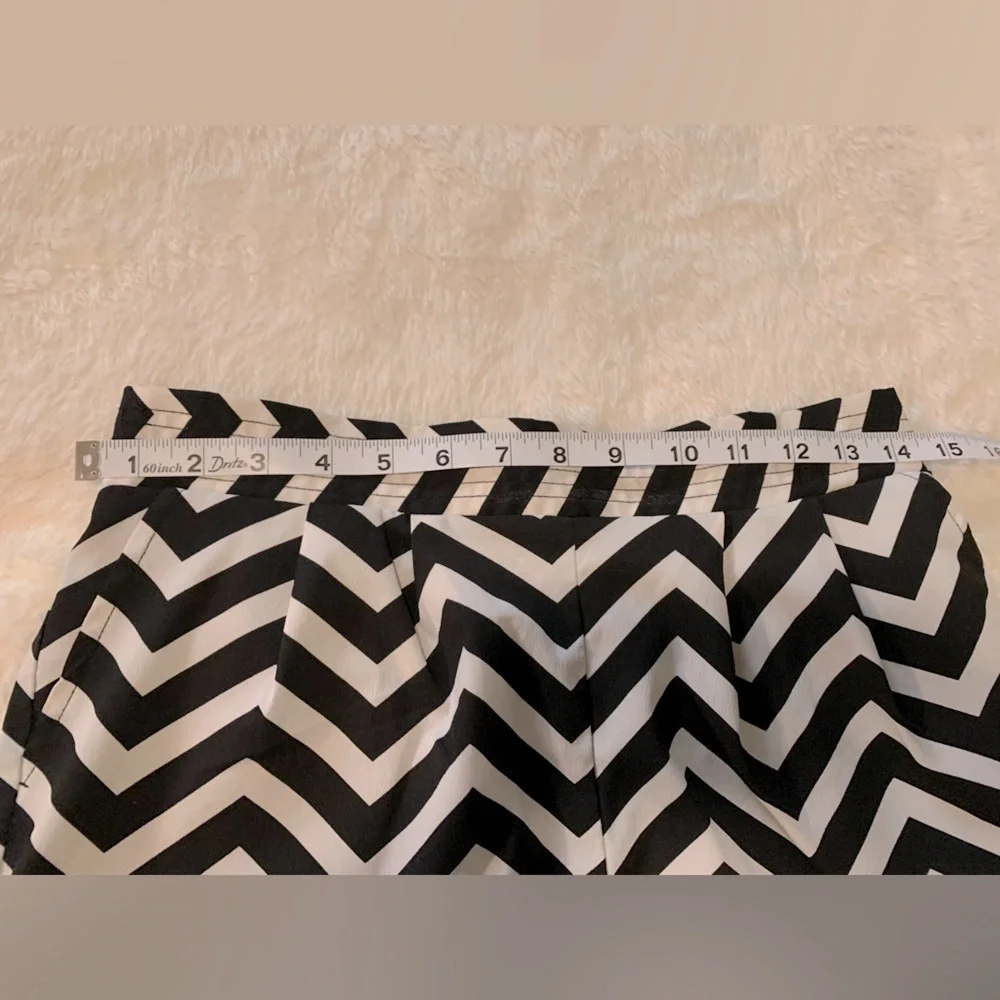 MnK Monochrome Chevron Pattern Shorts - Picture 3 of 4